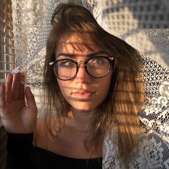 Meet your Posher, Emily - Picture 4 of 4